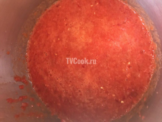 Перекручиваем томаты с перцем