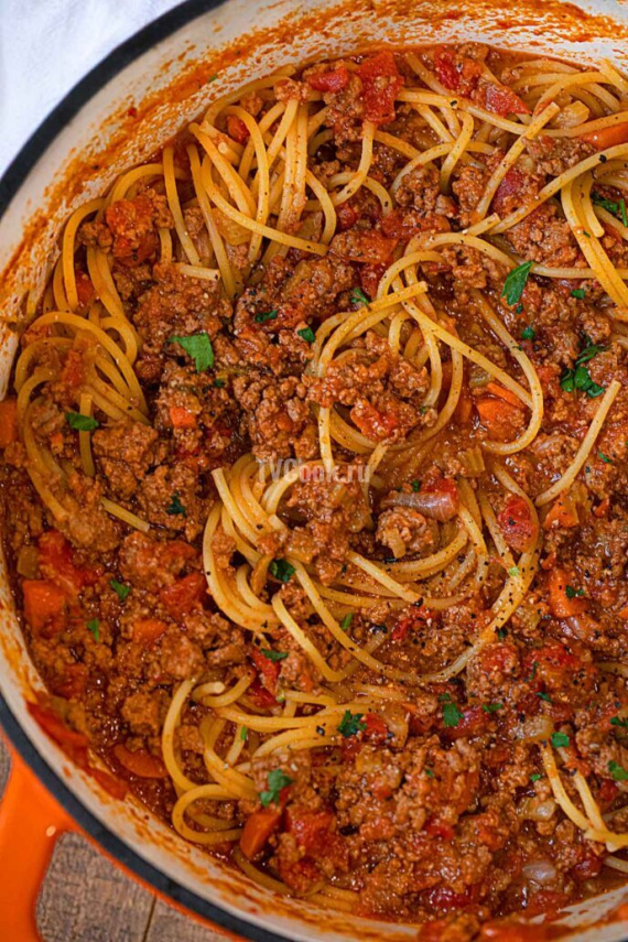 Смешиваем спагетти с соусом Болоньезе