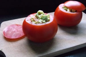 наполнить помидоры салатом