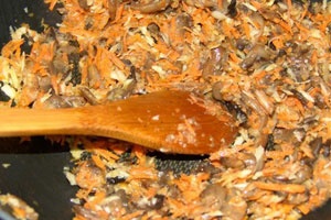 грибы с луком и морковью на сковороде
