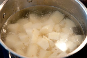 картофель в кастрюле с водой