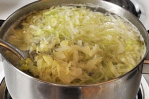 капуста и картофель в кастрюле