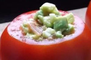мясной салат в помидоре