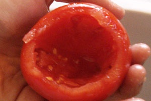 томат в ладони