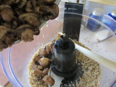 грибы с орехами в блендере
