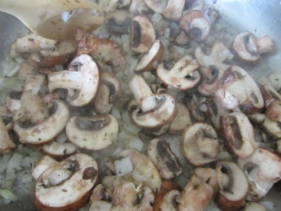 лук с грибами на сковороде