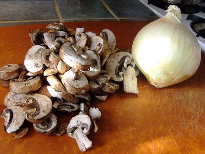 лук и грибы