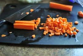 или же просто измельчаем морковь на разделочной доске