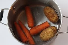 отвариваем картофель с морковью