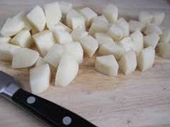 нарезаем картофель кусочками