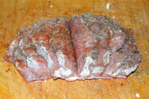 Рецепт свинины в духовке большим куском с чесноком, красным перцем, зернами горчицы + фото пошаговое