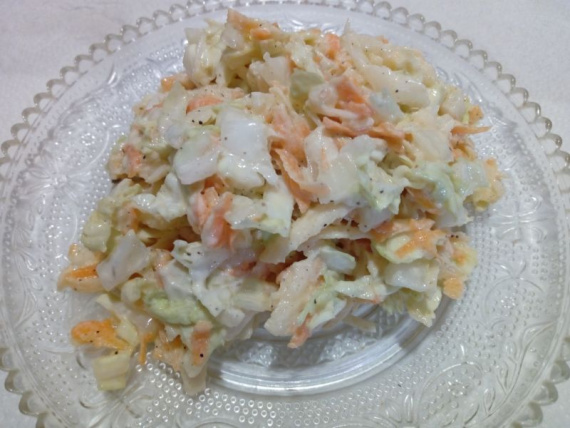 Салат из китайской капусты, моркови и яблока
