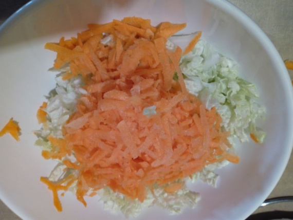 Салат из китайской капусты, моркови и яблока