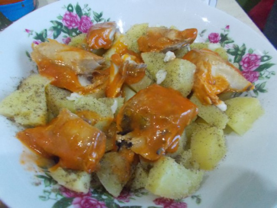 Картофельный салат со скумбрией в томатном соусе