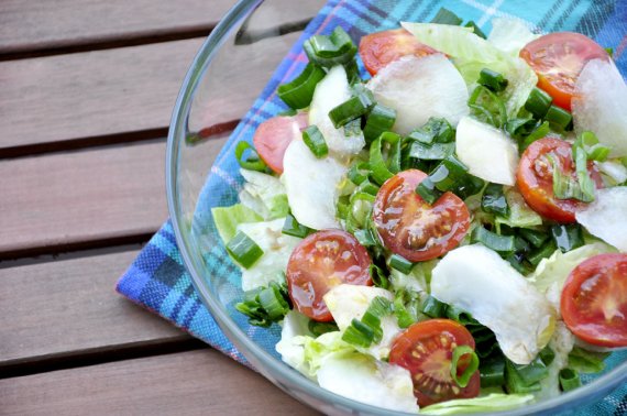 Летний салат с кольраби и помидорами