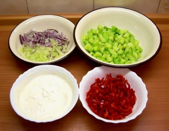 Салат с огурцами, перцем и сельдереем