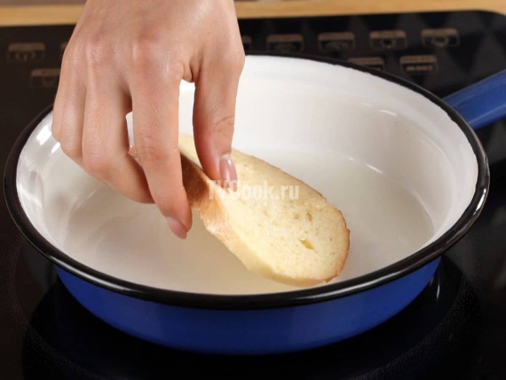 Кладем хлеб в яйце на сковородку