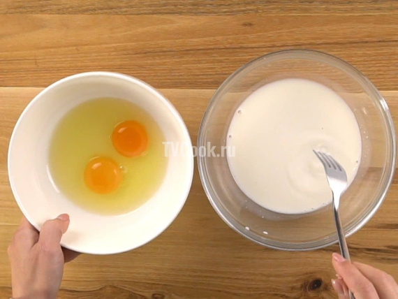 Смешиваем яйцо с молоком