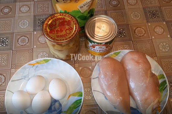 Салат с курицей, грибами и кукурузой — пошаговый рецепт с фото и видео