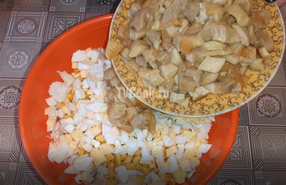 Салат с курицей, грибами и кукурузой — пошаговый рецепт с фото и видео
