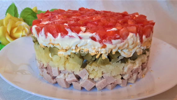 Слоеный салат со свининой, яйцами и овощами — пошаговый рецепт с фото и видео