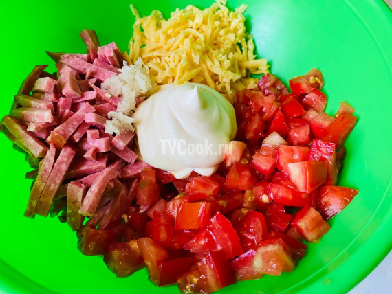 Салат с копченой колбасой, помидорами и сыром
