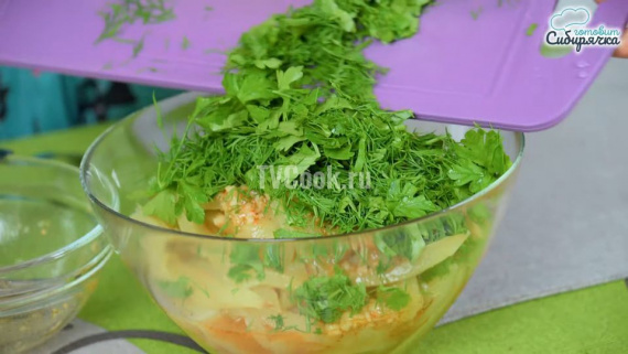 Салат из вяленого болгарского перца в чесночном соусе