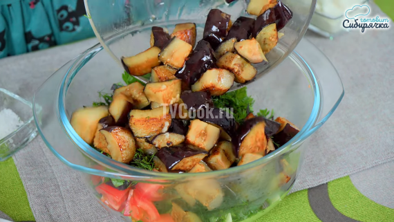 Овощной салат с баклажанами и зеленью — рецепт