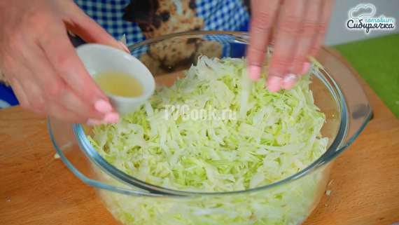 Быстрый салат из свежей капусты с сыром и ветчиной