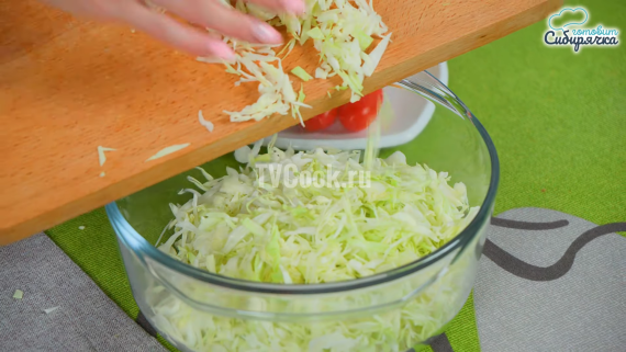 Быстрый салат из свежей капусты с сыром и ветчиной