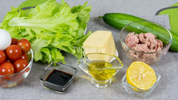 Салат с тунцом и овощами с яйцом