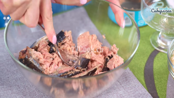 Салат «Мимоза» с сайрой и тунцом — пошаговый рецепт с фото и видео