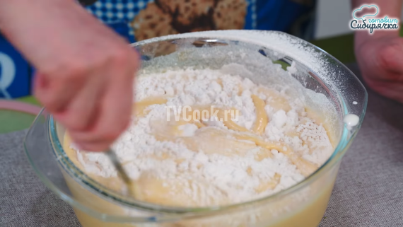 «Торт-медовик» с нежным сметанным кремом — рецепт