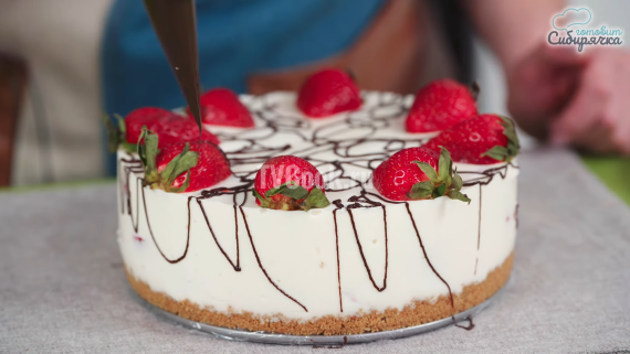 Творожный торт со сметаной и клубникой без выпечки — пошаговый рецепт с фото и видео