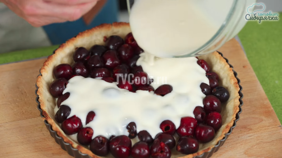 Песочный пирог с вишней и сметанной заливкой — пошаговый рецепт с фото и видео