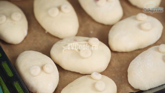 Сдобные пирожки с вишней из дрожжевого теста на кефире — пошаговый рецепт с фото и видео