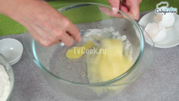Пирожки из дрожжевого теста с яблоками в духовке — пошаговый рецепт с фото и видео