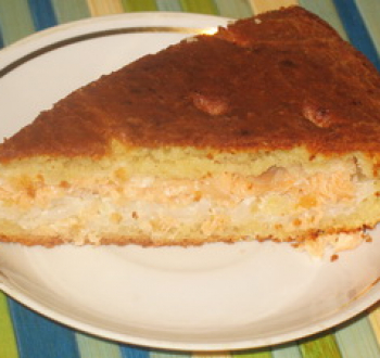 Ароматный пирог с лососем и рисом
