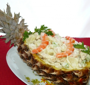 Салат в ананасе