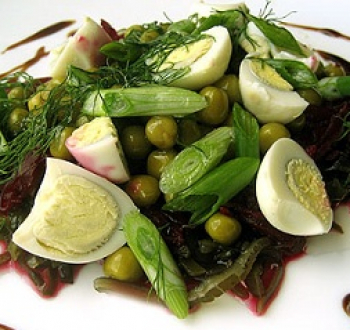 Салат из морской капусты с перепелиными яйцами