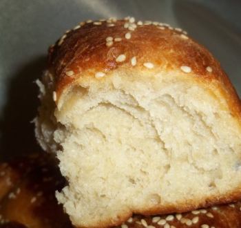 Молочный картофельный хлеб с кунжутом