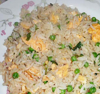 Классический китайский жареный рис с яйцом