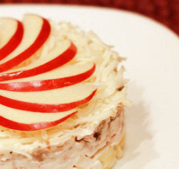 Нежный салатик с яблоком, луком и сыром скрасит вашу ужин, обед или завтрак!