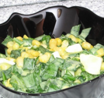Салат с черемшой, яйцами и кукурузой