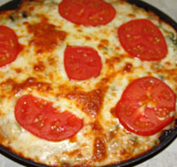 Пицца с помидорами и сыром