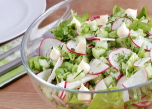Салат с редисом и сельдереем – полезное дополнение к любому жирному блюду!