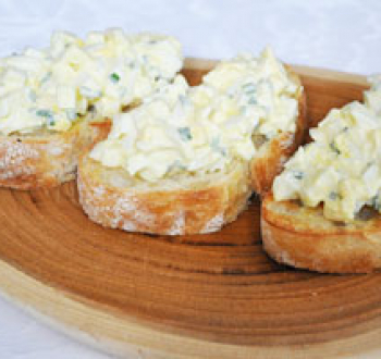 Салат из кальмаров с яйцом и сыром