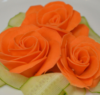 Украшение из овощей Роза из морковки