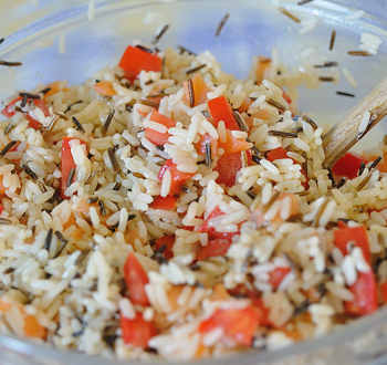 Салат с рисом и красной рыбой