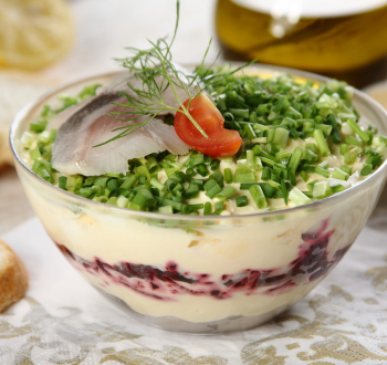Праздничный салат из свеклы и сельди